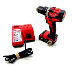 Perceuse sans fil Milwaukee avec une batterie et Chargeur