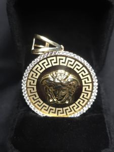 Pendentif Versace en or 10K